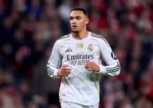 เทรนต์ อเล็กซานเดอร์-อาร์โนลด์ — แบ็กขวาจากอังกฤษที่ เรอัล มาดริด คว้าตัวมาจาก ลิเวอร์พูล เมื่อซัมเมอร์ปี 2025 ในสัญญายาว 6 ปี — กำลังเผชิญกับช่วงเวลาที่ยากลำบากในถิ่น ซานติอาโก้ เบร์นาเบว หลังจากยังไม่สามารถยึดตำแหน่งตัวจริงได้แน่นอน และฟอร์มการเล่นยังไม่สม่ำเสมอเท่าที่คาดหวังจากสตาร์ดังรายนี้ ทั้งนี้ตามรายงานจากสื่อสเปน ระบุว่า โค้ชคนใหม่ของมาดริด — อัลบาโร่ อาร์เบลัว — ได้พูดคุยอย่างตรงไปตรงมากับเทรนต์ และแจ้งชัดว่ากองหลังวัย 27 ปี ไม่อยู่ในแผนระยะยาวของทีม ซึ่งอาจทำให้เขาต้องมองหาทางเลือกใหม่ในช่วงตลาดซื้อขายฤดูร้อนที่จะถึงนี้ แม้จะเป็นนักเตะที่มีชื่อเสียงจากการสร้างสรรค์เกมและแอสซิสต์มากมายตอนอยู่กับ ลิเวอร์พูล แต่การย้ายไปเล่นใน ลา ลีกา สเปน กับมาดริดกลับไม่เป็นไปตามคาด — ลงเล่นเพียงไม่กี่นัดและเจอทั้งปัญหาอาการบาดเจ็บและการแข่งขันภายในทีมที่ดุเดือด จนส่งผลต่อเวลาลงสนามของเขา เหตุผลหลังข่าวย้ายทีม — มุมมองโค้ชและสโมสร ตัวอาร์เบลัวเองก็แสดงท่าทีชัดเจนว่าต้องการให้เทรนต์ได้รับโอกาสลงสนามอย่างสม่ำเสมอ หากต้องอยู่ต่อจริง ๆ แต่ด้วยแผนสไตล์การเล่นและโครงสร้างทีมในปัจจุบันของราชันชุดขาวนั้น เขาอาจไม่ใช่ตัวเลือกแรกในตำแหน่งแบ็กขวา ซึ่งทำให้ทั้งสโมสรและนักเตะเริ่มมองถึงทางออกที่ดีกว่าสำหรับอนาคต นอกจากนี้แม้มาดริดจะเซ็นเทรนต์ตั้งแต่ปี 2025 ด้วยค่าตัวไม่สูง — จะอยู่ราว ๆ €6–10 ล้านก่อนหมดสัญญากับลิเวอร์พูล — แต่สถานการณ์ล่าสุดทำให้มีข่าวลือว่าเขาอาจจะ ย้ายออกจากทีมเร็วกว่าที่คาดไว้ เพื่อหาช่องทางเรียกฟอร์มเดิมกลับคืนมาและเพิ่มเวลาลงสนามในทีมอื่น ๆ ภายในยุโรป ฤดูกาลหน้า เทรนต์ อเล็กซานเดอร์-อาร์โนลด์